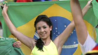 Suporter Wanita Brasil Tampil Fotogenik