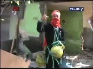 Nekat! Tolak Eksekusi, Pria Ini Ikat Tubuh dengan 3 Tabung Gas