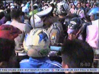 Kericuhan Warnai Pembuatan SIM Murah