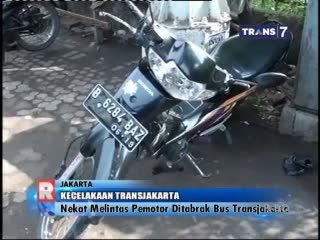 Nekat Melintas Pemotor Ditabrak Bus Transjakarta  