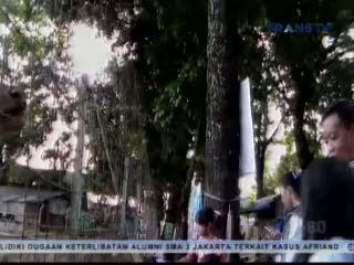 Ngabuburit Sambil Memberi Makan Rusa
