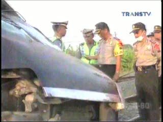 Kereta Tabrak Minibus, 4 Orang Tewas