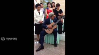 Menlu Kerry Jago Main Gitar