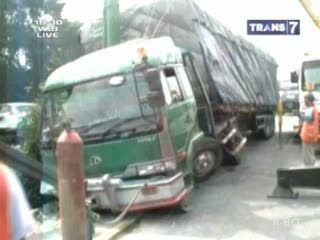Pecah Ban, Kontainer Tabrak Reklame
