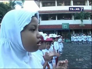 Hari Pertama Masuk Sekolah, Sejumlah Siswa SD Berebut Bangku