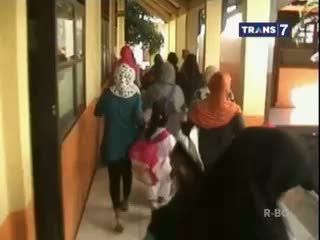 Orang Tua Berebut Kursi, Anak Terjepit