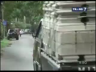 Dikejutkan Gempa, Warga Selamatkan Diri 