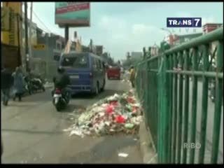 Pemotor Ini Terjatuh Saat Melintasi Sampah Menumpuk di Jalur Mudik