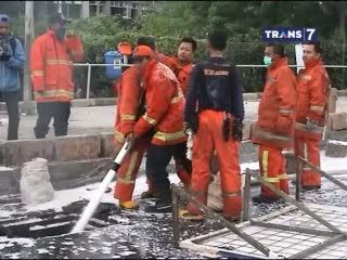 Petugas Damkar Masih Lakukan Pendinginan Pada Lubang Pipa Gas yang Bocor