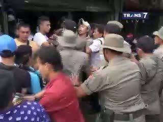 Satpol PP dan Pedagang Baku Hantam