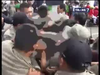 Satpol PP dan Pedagang Baku Hantam