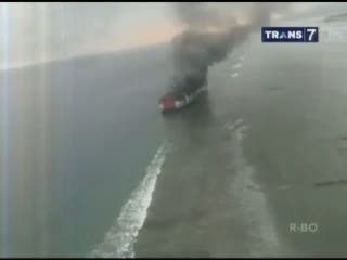 Asap Tebal Masih Mengepul di Feri yang Terbakar di Selat Lombok