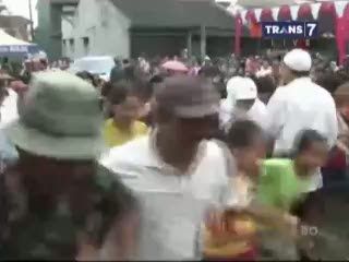 Warga Miskin Serbu Pakaian Serba Seribu