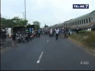 Lalai Tutup Palang Pintu, Kereta Api Tabrak 3 Mobil