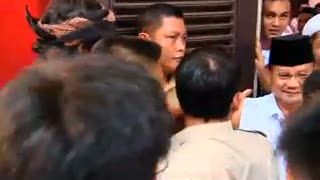 Prabowo Tinggalkan Rumah Polonia Diiringi Pendukungnya