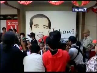 Luapkan Kegembiraan, Ibunda Jokowi Sujud Syukur