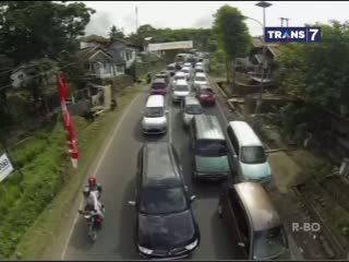Pemudik Terjebak Macet di Jalur Nagrek