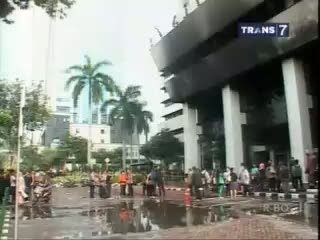 Petugas Bersihkan Sisa Kebakaran di Gedung Menkeu