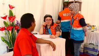 Para Penolong Pemudik di Pelabuhan Merak