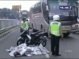 Coba Mendahului, Pemotor Tewas Tertabrak Damri