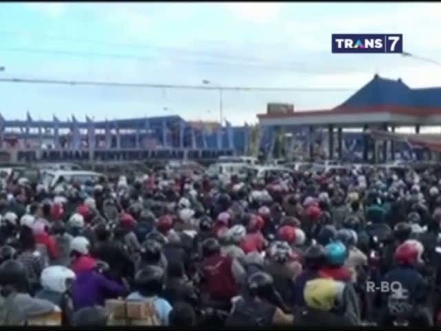 Puluhan Orang Nekat Panjat Kapal Agar Terangkut