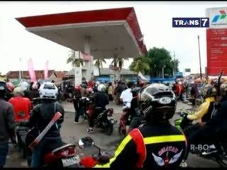 Antrean Panjang Pemudik Bermotor di SPBU Pantura