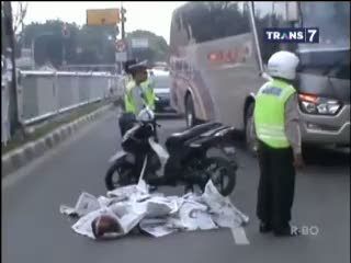 Pemotor Tewas Terlindas Bus