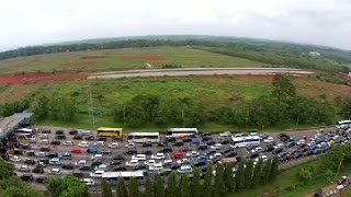 Pantauan Udara H-2, Kendaraan Mengular 6 Km di Pintu Tol Cikampek 