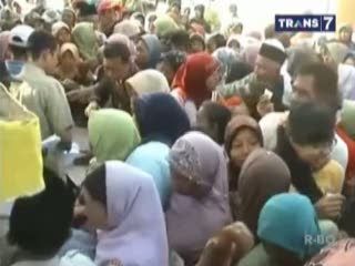 Anak dan Balita Terjepit di Tengah Antrian Pembagian Zakat