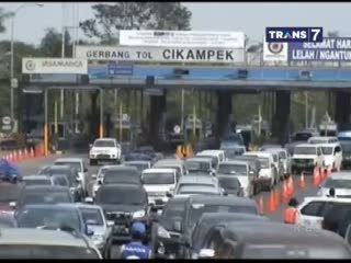 Pintu Tol Cikampek Macet Belasan Kilometer