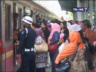 Hari Kedua Lebaran, Stasiun Tebet Dipadati Penumpang Jarak Dekat