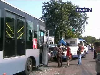 Transjakarta Hantam Kopami Hingga Terbalik