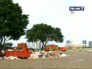 Lonjakan Pengunjung Monas Sisakan Sampah