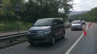 Pecah Ban, Minibus Terguling di Tol Jakarta Merak