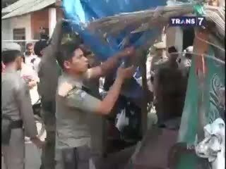 Ditinggal Mudik, Lapak PKL Dibongkar