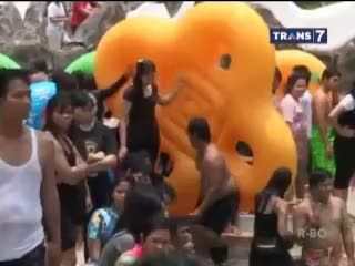 Main Lumpur di Kolam Renang Korea