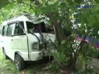 Angkot Tabrak Pohon, 11 Penumpang Terluka Serius