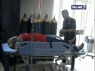 Seorang Wanita Pingsan Dibius di Pinggir Jalan