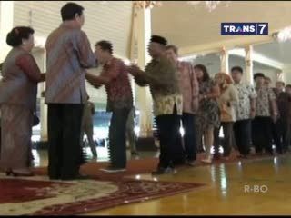 Demi Bersalaman dengan Gubernur, Lansia Terjepit karena Berdesakan