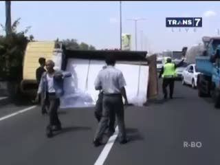 Pecah Ban, Truk Terbalik di Jalan Tol
