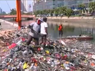 Ditinggal Pekerja Berlebaran, Sampah Terlihat Menutupi Permukaan Kali Ditinggal Pekerja Berlebaran, Sampah Terlihat Menutupi Permukaan Kali