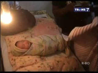 Dikrubuti Semut, Bayi 1 Hari Ditemukan Warga