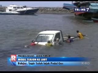 Salah Injak Pedal, Mobil Terjun ke Laut