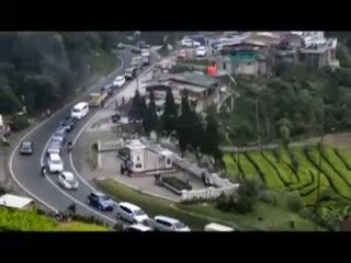 Menyaksikan Kemacetan Puncak Sore Hari di Ketinggian 1000 Meter