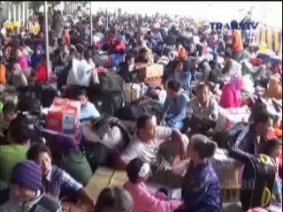 Kedatangan Kapal Terhambat Cuaca Buruk, Ribuan Penumpang Menumpuk