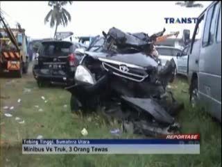 Minibus Tabrak Truk yang Sedang Berhenti, 3 Orang Tewas