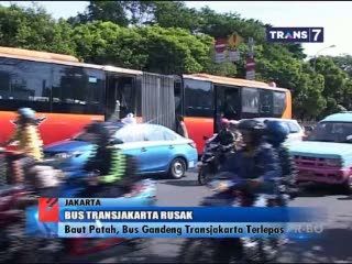 Baut Patah, Bus Gandeng Transjakarta Terlepas