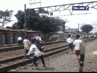 Tawuran Pelajar Ganggu Lalu Lintas Kereta Api