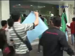 Gubernur Sumut Dituntut Mundur Terkait Foto Mesranya dengan Seorang Perempuan
