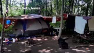 Mendirikan Tenda di Area Gereja, Keluarga Tunawisma Ditangkap Polisi